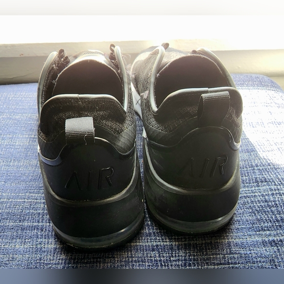 Men's size 10 Nike Air Max Motion 2 black and white barely worn no shoestrings - Picture 4 of 9